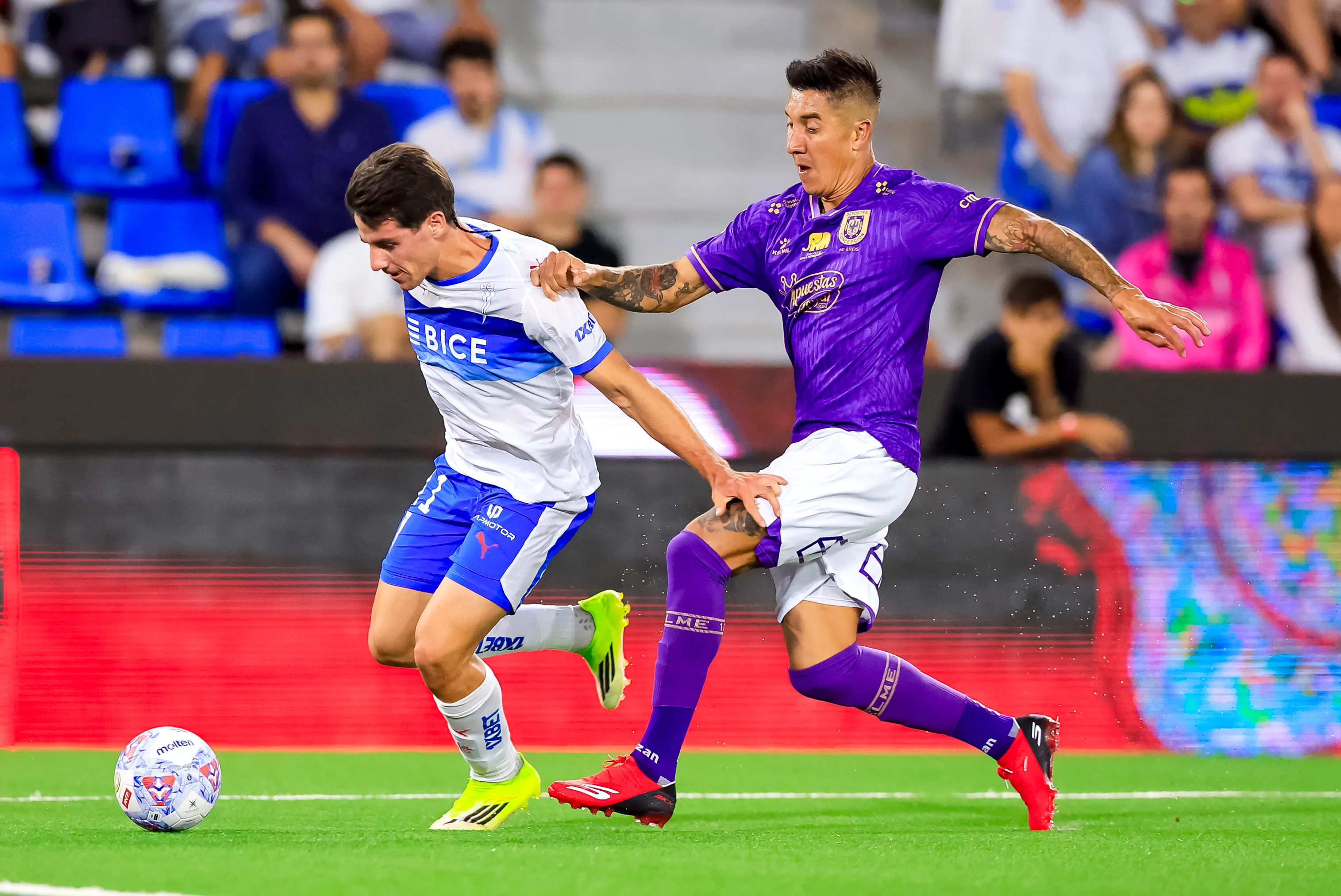Cristián Suárez marca a Clemente Montes en el Claro Arena. (Pepe Alvujar/Photosport).