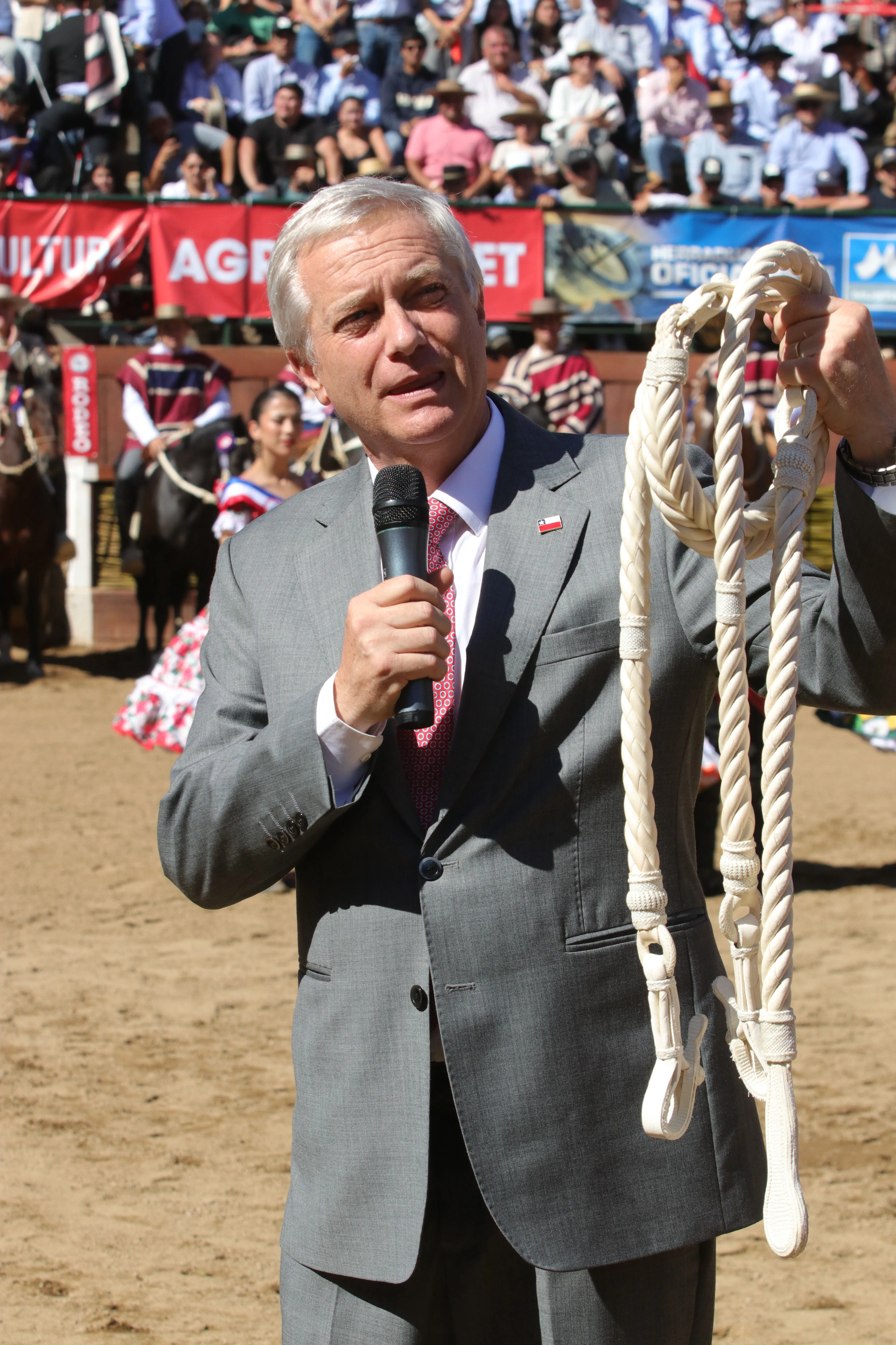 Kast recibe un juego de riendas de regalo de parte de la Federación de Rodeo de Chile/Aton Chile