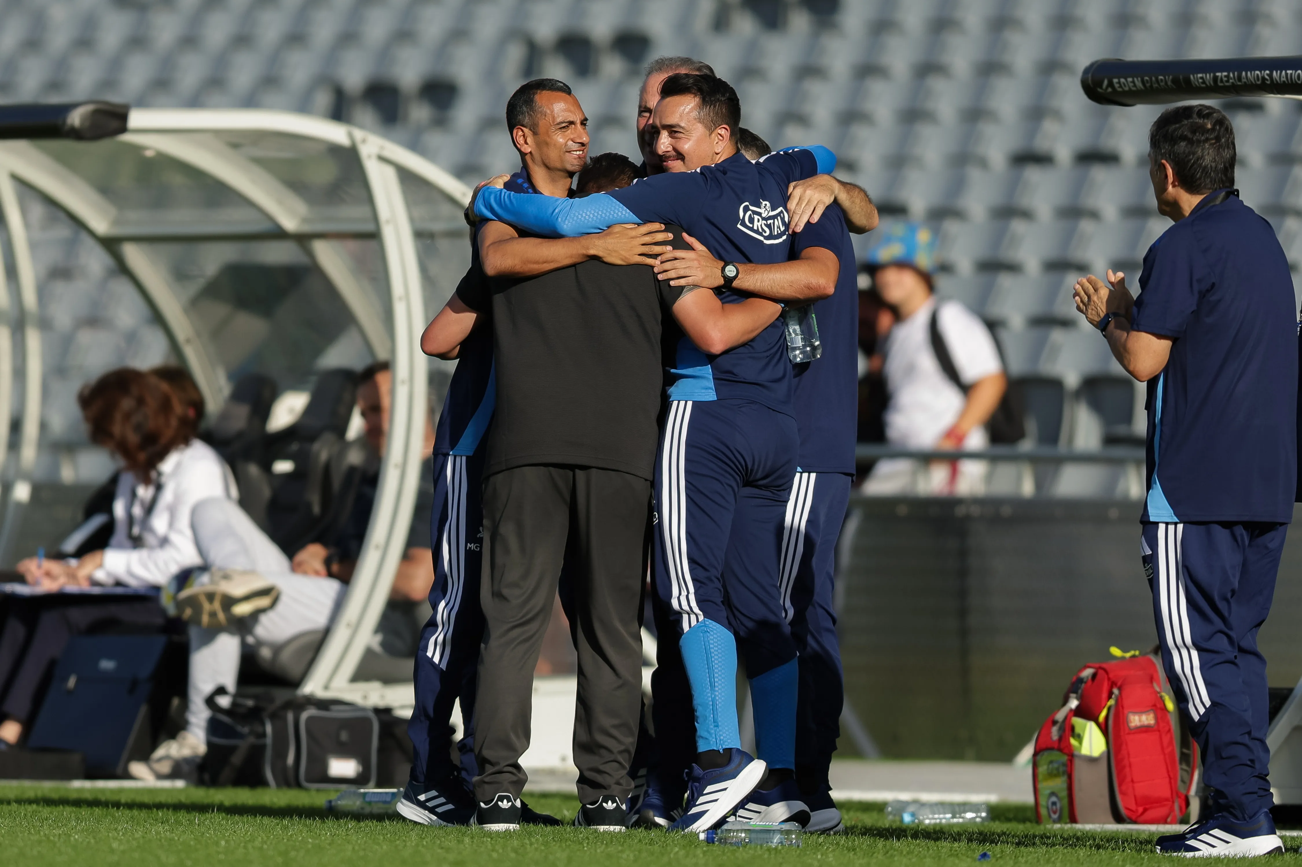 Chester Cortés celebra junto al staff de Nico Córdova en la Roja. (Joshua Devenie / www.photosport.nz).