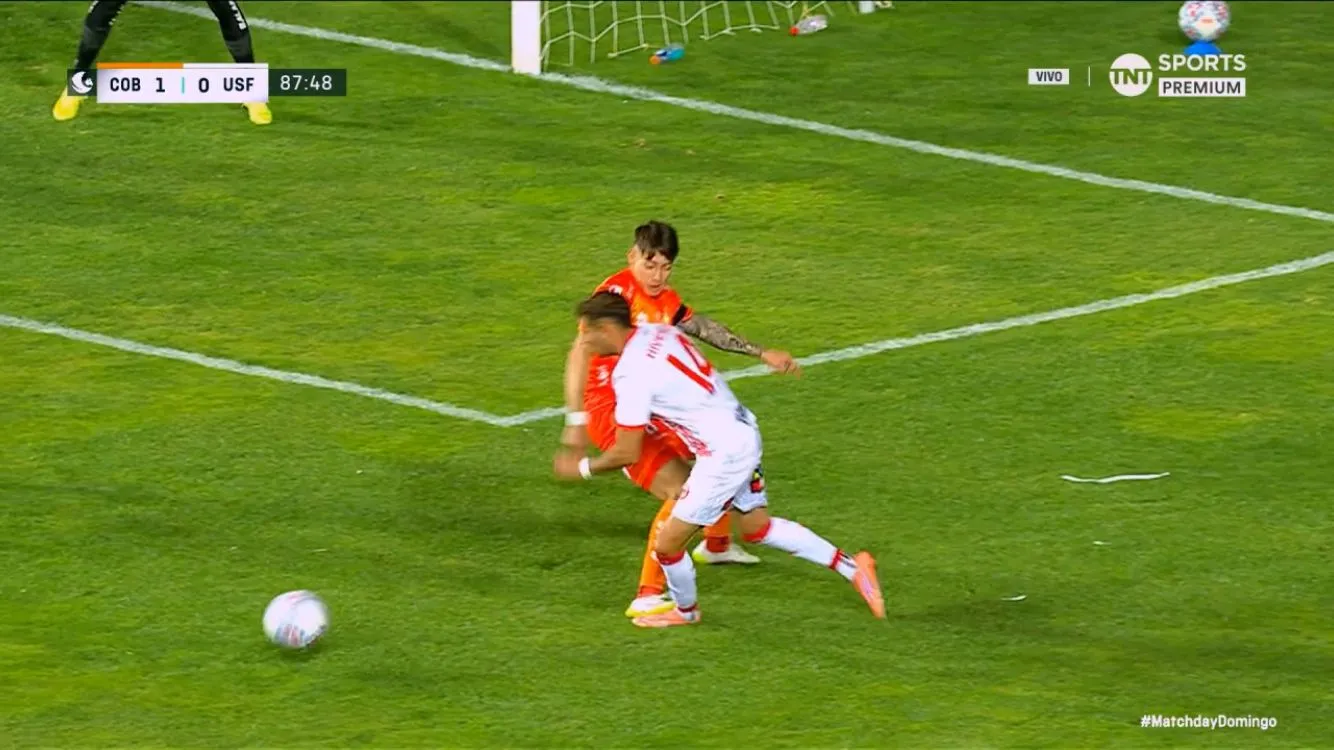 El claro pisotón de Cornejo sobre Riveros. (Captura TNT Sports).