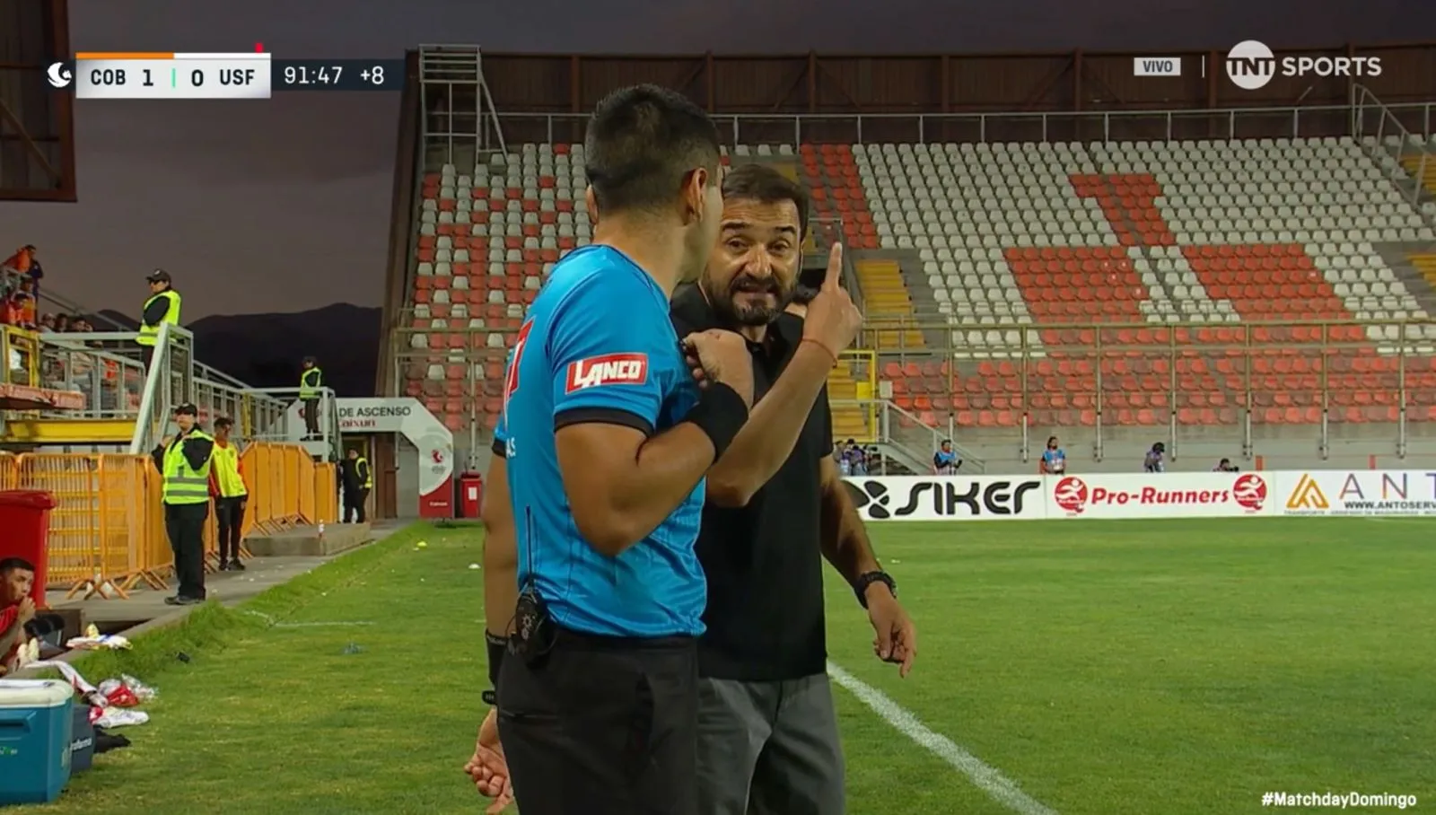 Una de las tomas del diálogo entre Landeros y Fabián Reyes. (Captura TNT Sports).