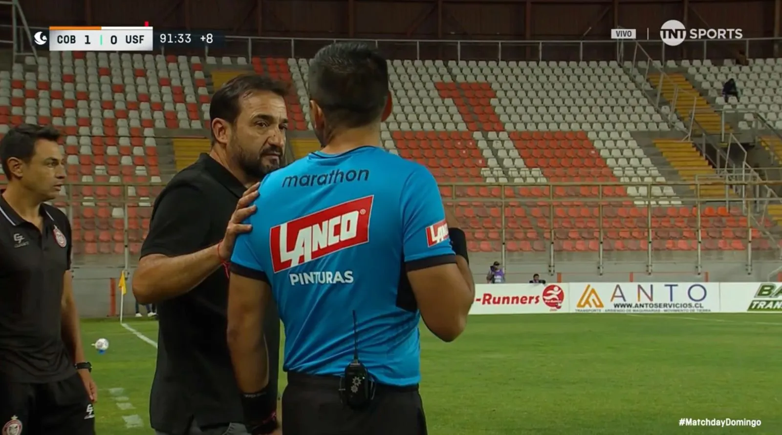 Otra imagen de la conversación entre Landeros y el cuarto árbitro.