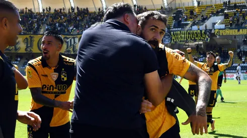 Hernán Caputto celebró con fervor el gol de Lucas Pratto ante Concepción.