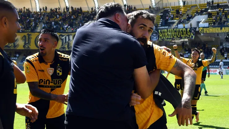 Hernán Caputto celebró con fervor el gol de Lucas Pratto ante Concepción.
