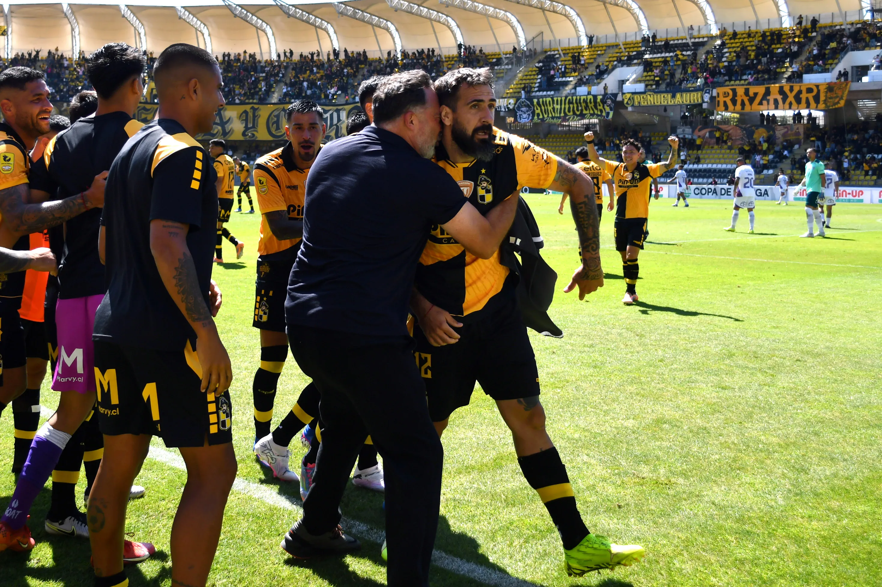 El emocionado festejo de Caputto con Pratto. (Alejandro Pizarro Ubilla/Photosport).
