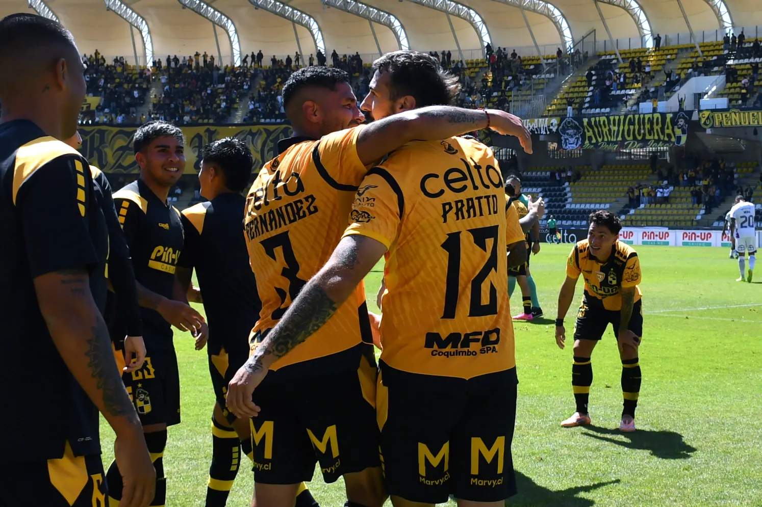 Manuel Fernández felicita a Lucas Pratto tras su gol a Concepción. (Alejandro Pizarro Ubilla/Photosport).