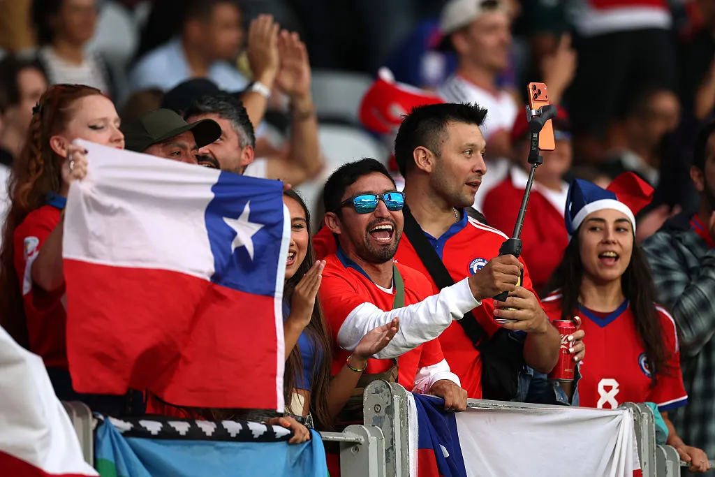 Hinchas chilenos apoyan a la Roja en Eden Park.