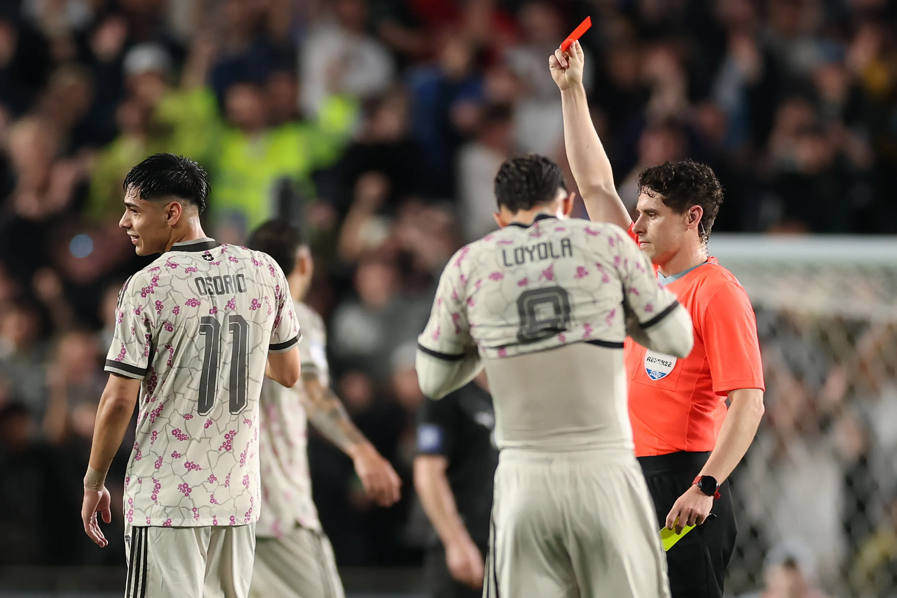 Darío Osorio vio la roja en Chile ante Nueva Zelanda. (Photo by Phil Walter/Getty Images)