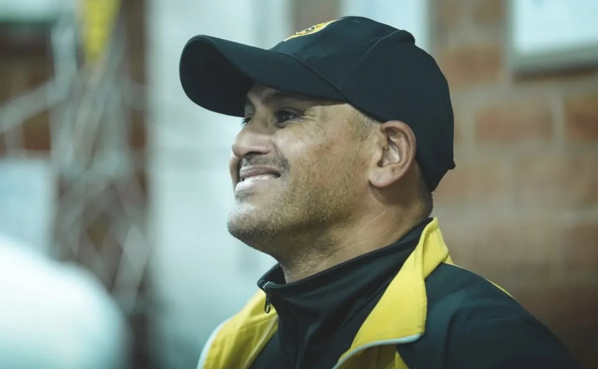 Chupete Suazo celebra su primer triunfo como entrenador de San Luis Chupete Suazo celebra su primer triunfo como entrenador de San Luis