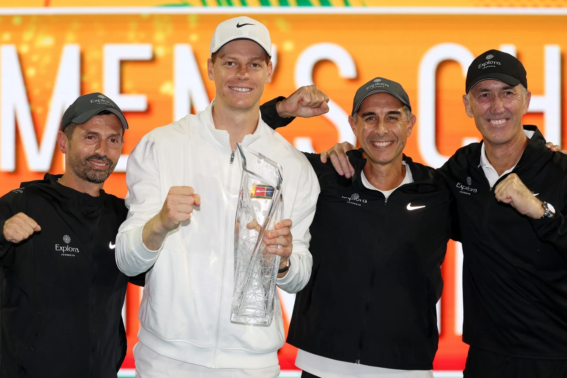 Sinner junto a su equipo con el título de Miami