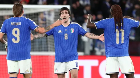 Sandro Tonali festeja su gol en la victoria de Italia por 2-0 ante Irlanda del Norte.