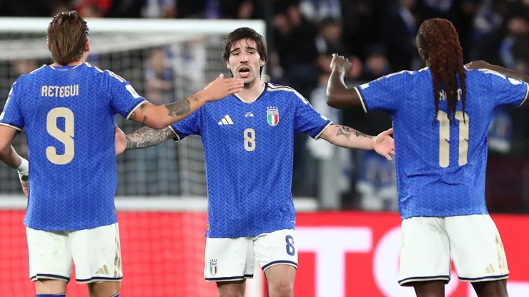Sandro Tonali festeja su gol en la victoria de Italia por 2-0 ante Irlanda del Norte.