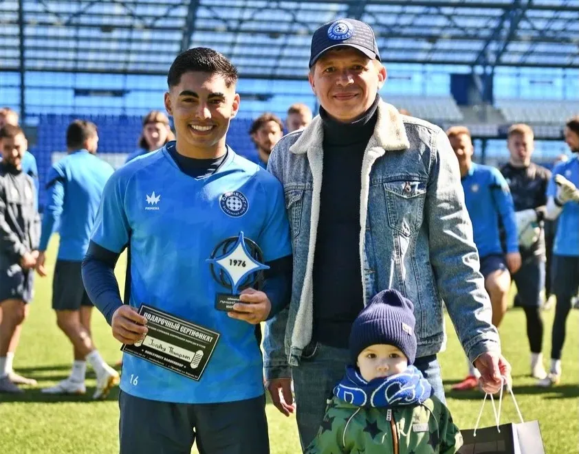 Jordhy Thompson fue premiado en su club mientras la selección chilena estaba de gira por Nueva Zelanda. | Foto: jordhyth_42.