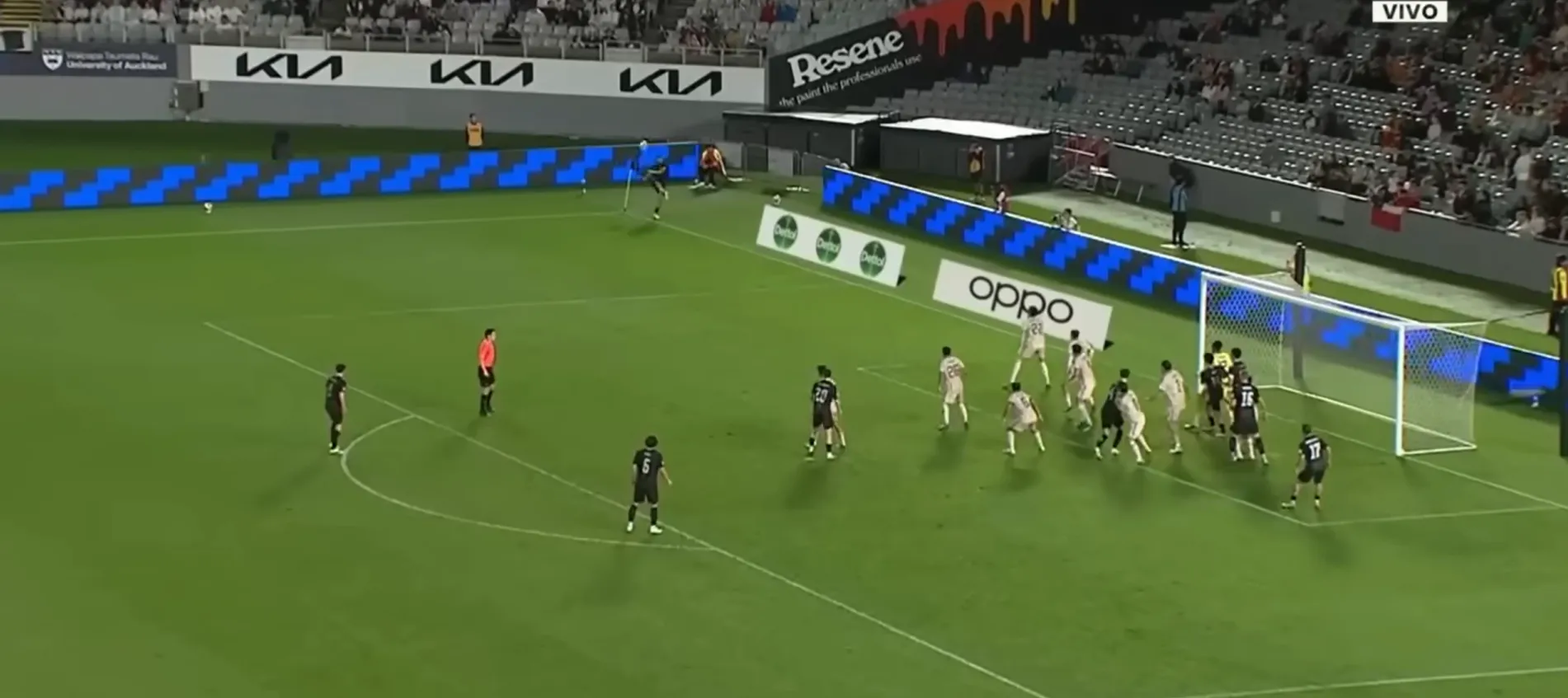 Las marcas van sobre los dos centrales en el área chica. Dos jugadores bloquean a Vigouroux.