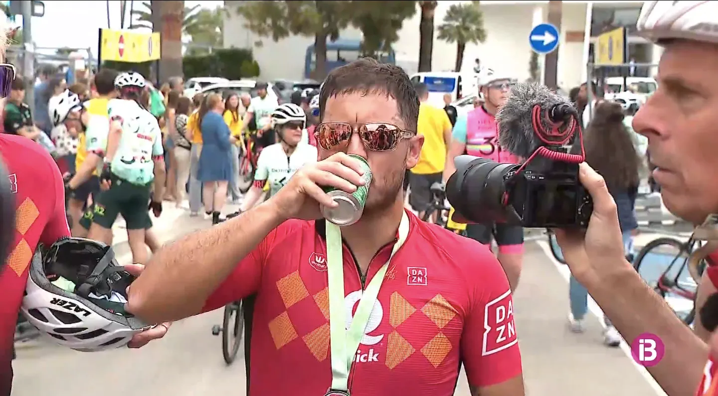 Hazard celebró su nuevo deporte con una chela al seco.