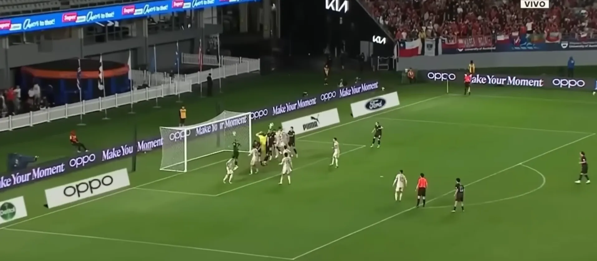 Manotazo de Vigouroux. Echeverría no marca al hombre que viene entrando.