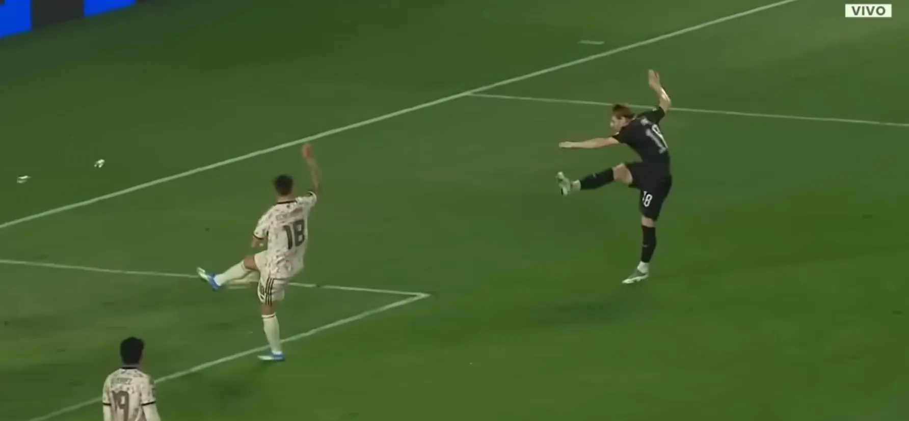 Ben Waine tiene hasta el tiempo de hacer el gesto técnico.