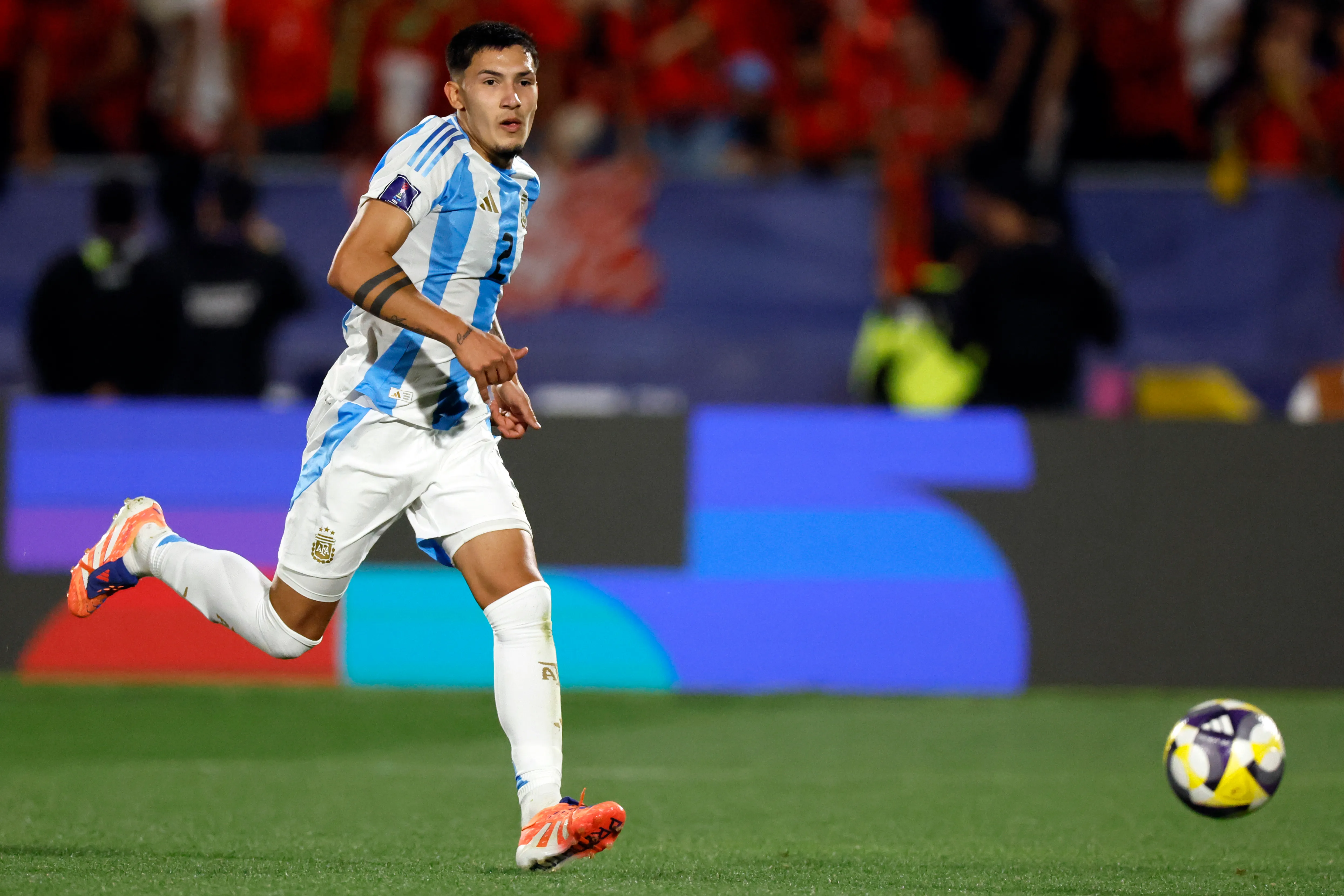 Tobías Ramírez en acción durante el Mundial Sub 20 que Chile organizó en 2025. (Andres Pina/Photosport).