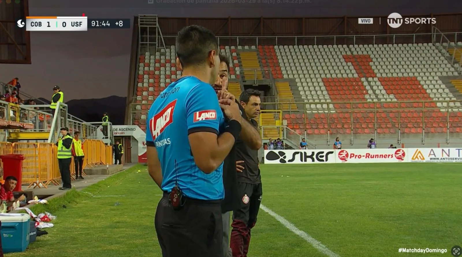 Luis Landeros y parte de su charla con el cuarto árbitro. (Captura TNT Sports).