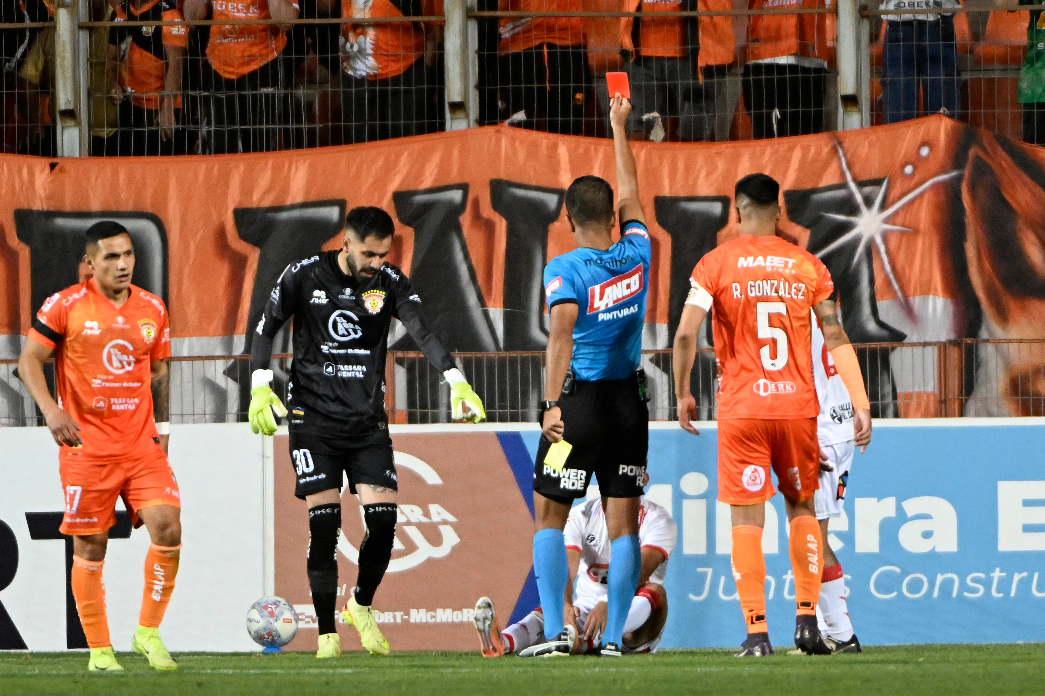 Rodrigo Carvajal le mostró roja por doble amonestación a Bairo Riveros. (Pedro Tapia/Photosport).