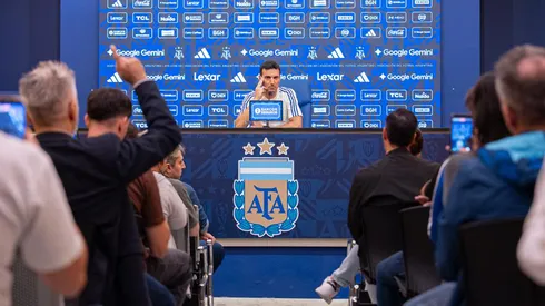 Scaloni se quiebra y llora en rueda de prensa de Argentina.
