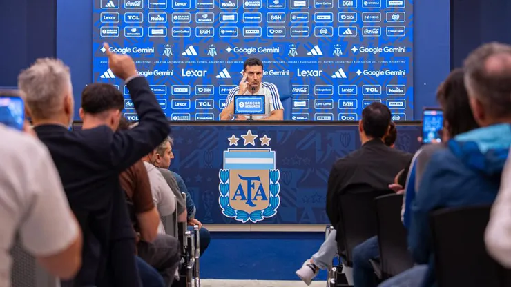 Scaloni se quiebra y llora en rueda de prensa de Argentina.