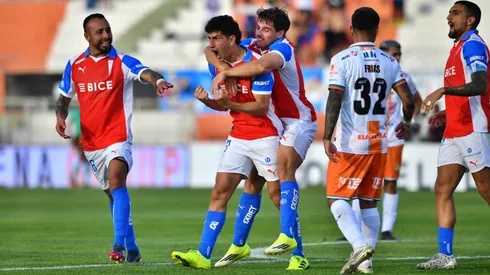 Universidad Católica inicia con triunfo a Cobresal agitado mes de actividad.