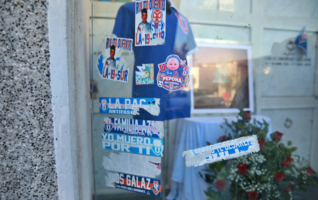 Los stickers que cubren Mausoleo de los Mundialistas de 1962 (La Voz Azul)