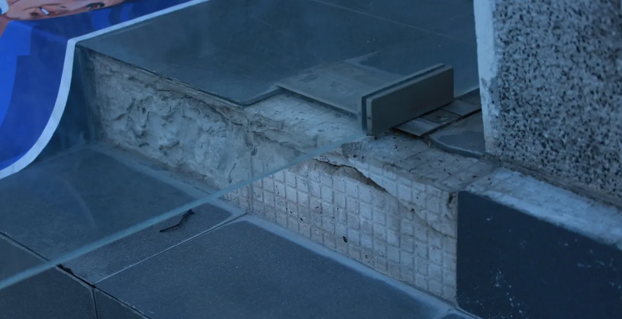 Parte del mal estado del mausoleo donde descansa Leonel Sánchez (La Voz Azul)