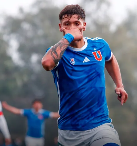 Lucas Barrera celebra un gol en el equipo juvenil de Universidad de Chile.