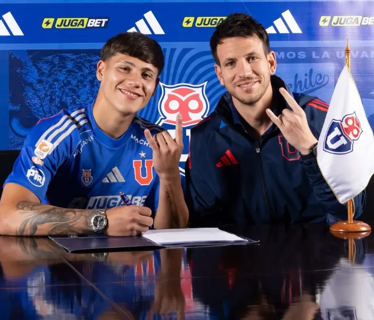 Lucas Barrera firmó su primer contrato acompañado de Manuel Mayo, gerente deportivo de Azul Azul. (Foto: U de Chile).