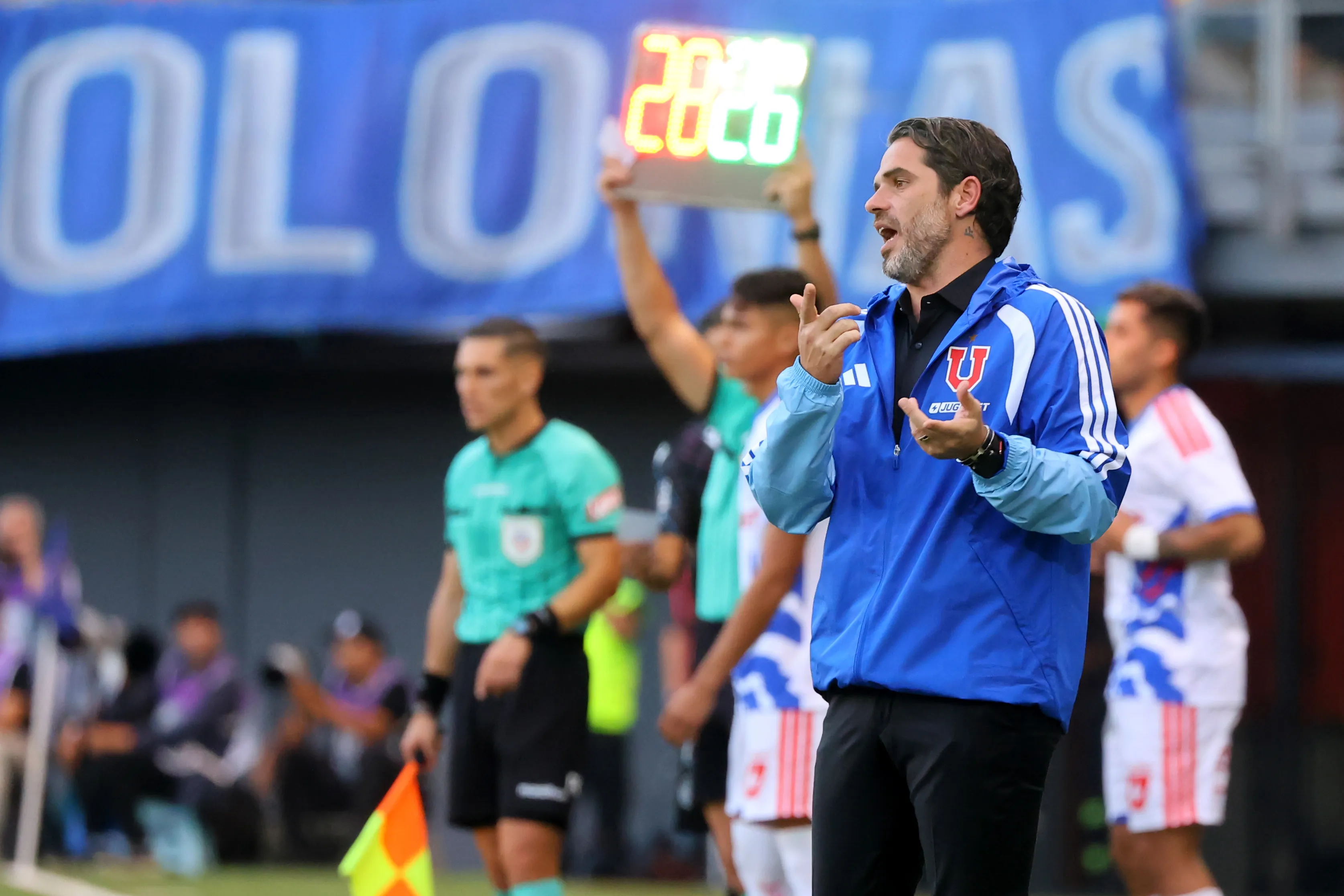 Fernando Gago celebró su primera victoria como DT de la U. (Jonnathan Oyarzun/Photosport).
