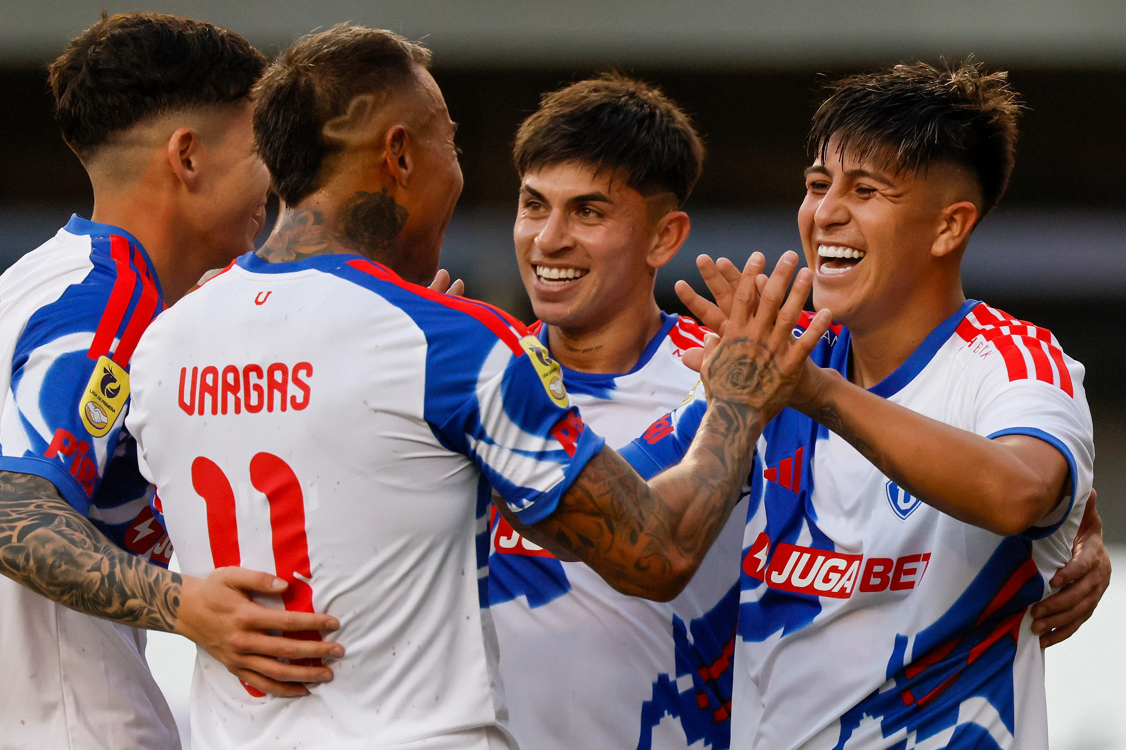 Chelo Morales, Arce, Vargas y Maxi Guerrero celebran un gol de la Universidad de Chile. (Andres Pina/Photosport).