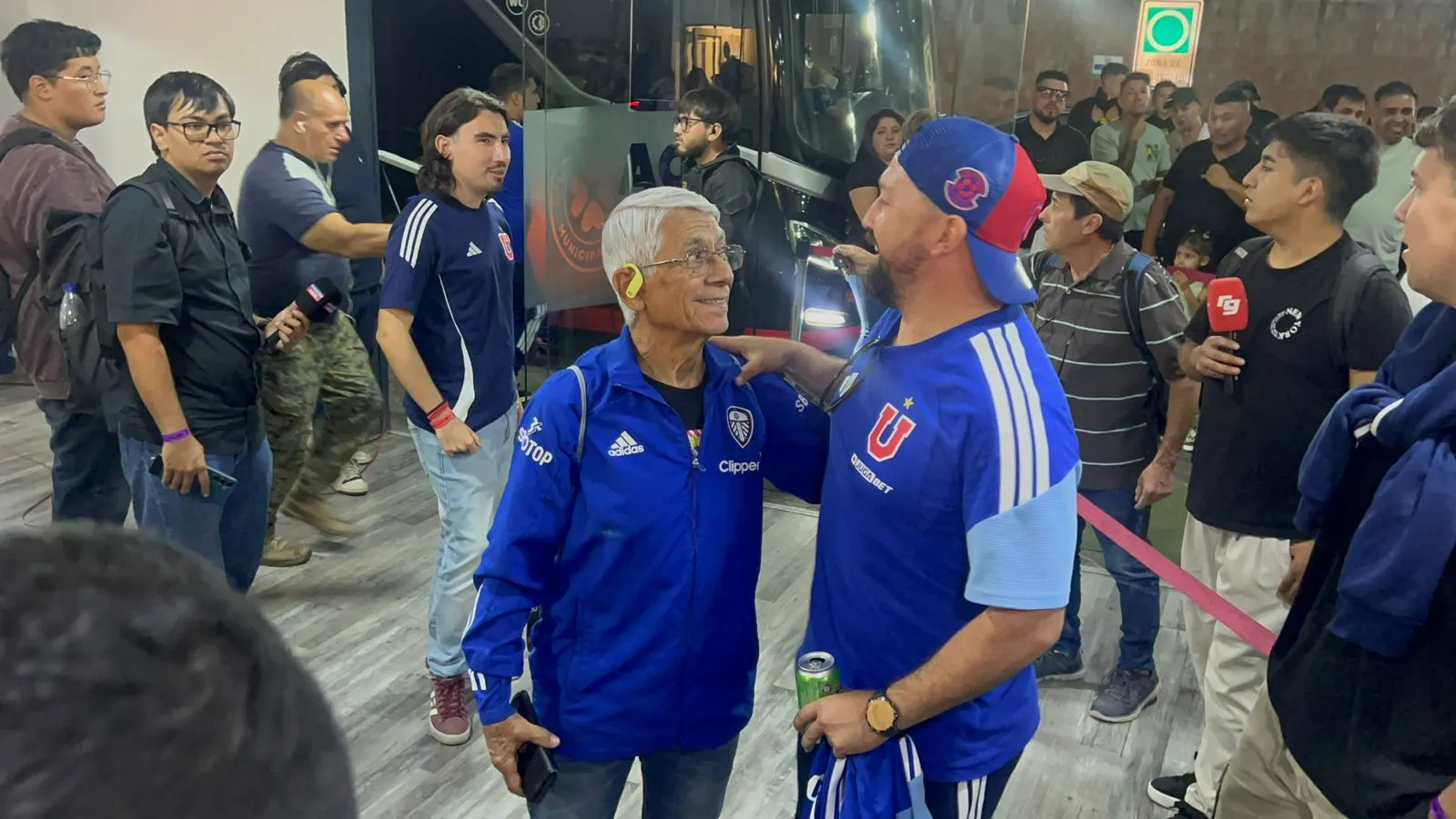 Manuel Iturra también se acercó a conversar de Marcelo Bielsa. Foto: Siempre pasa algo.