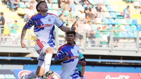 Lucas Barrera acompaña a Agustín Arce en la celebración en la U.