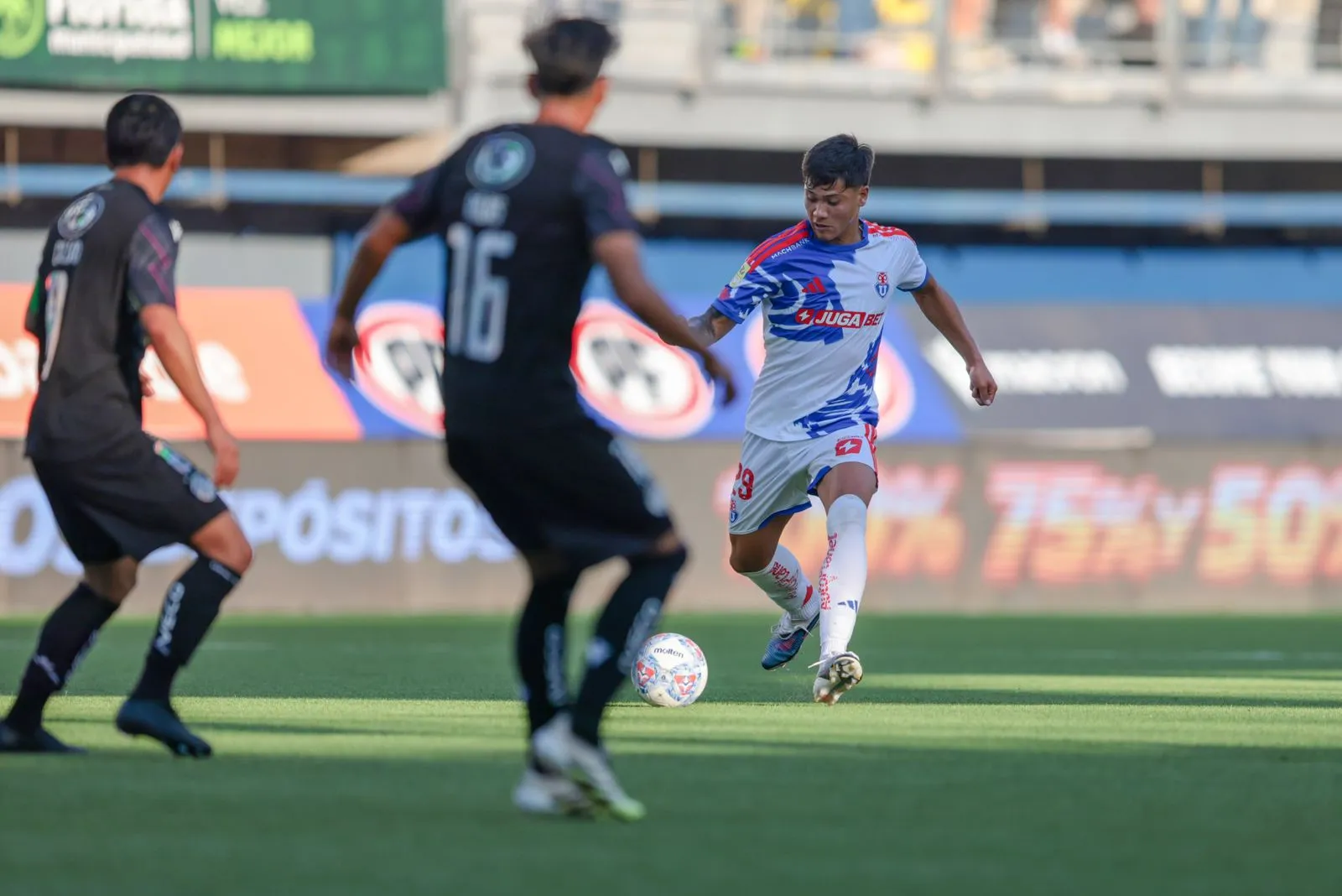 Lucas Barrera aprovechó su estreno con la U. Foto: U de Chile.