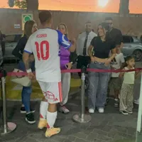 Video: Lucas Assadi presentó a su novia en el partido de la U