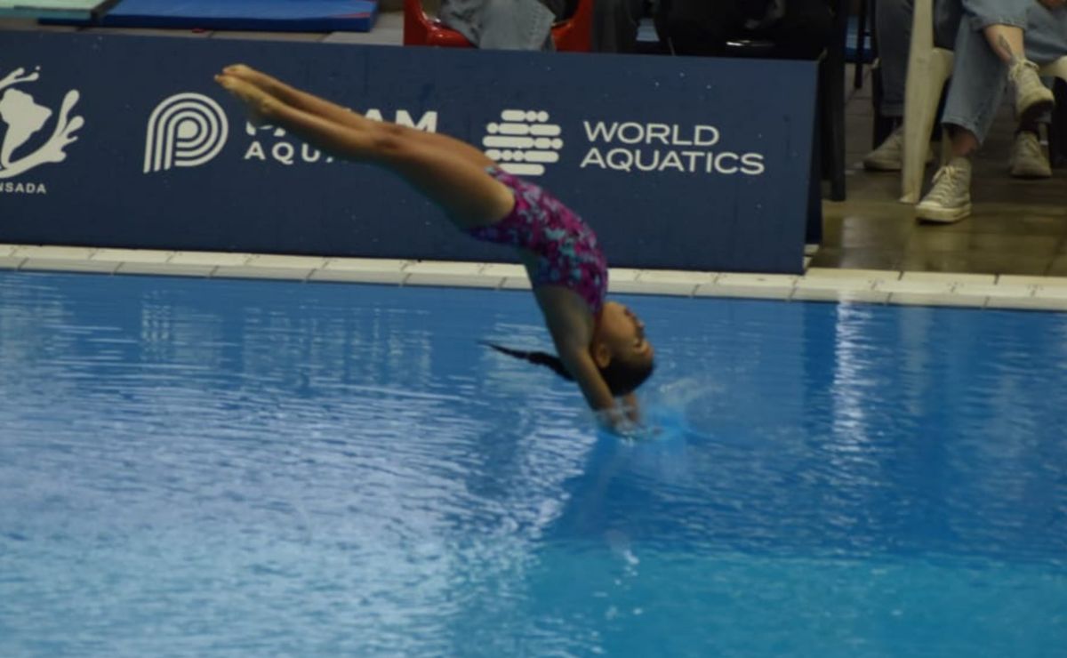 Deportista de 8 años se transformó en campeona nacional de clavados: “Cuando salto al agua, siento que puedo volar”