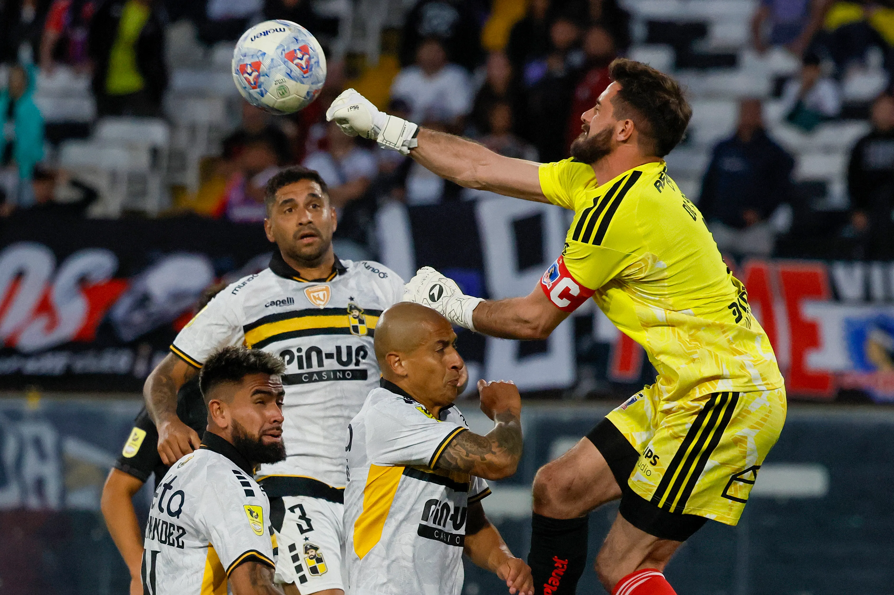 El partido entre albos y piratas fue postergado hasta el mes de mayo por Copa Libertadores. (Foto: Andrés Pina/Photosport)