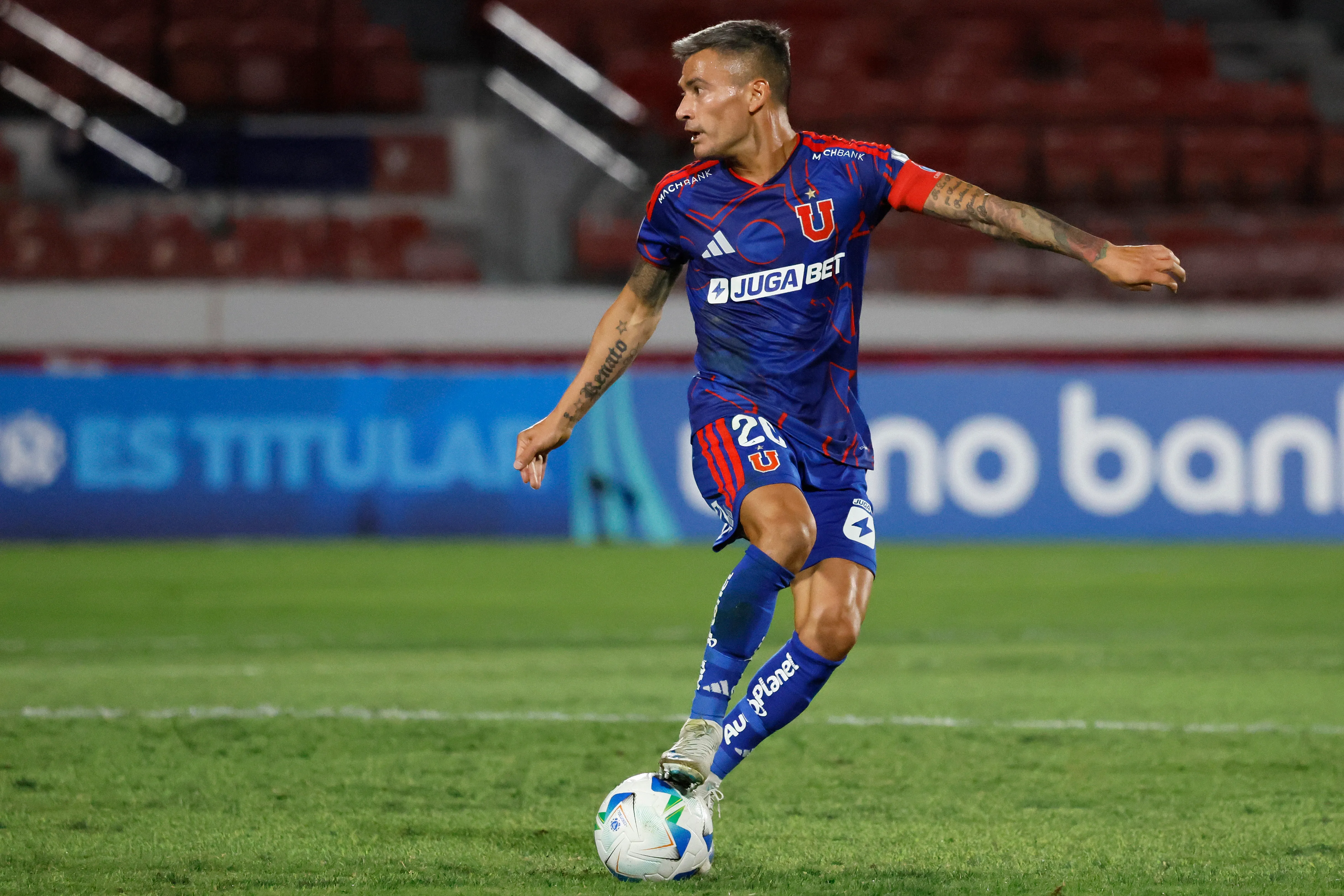 Charles Aránguiz ya entrena con sus compañeros y cuenta los días para volver a la U. Foto: Photosport.