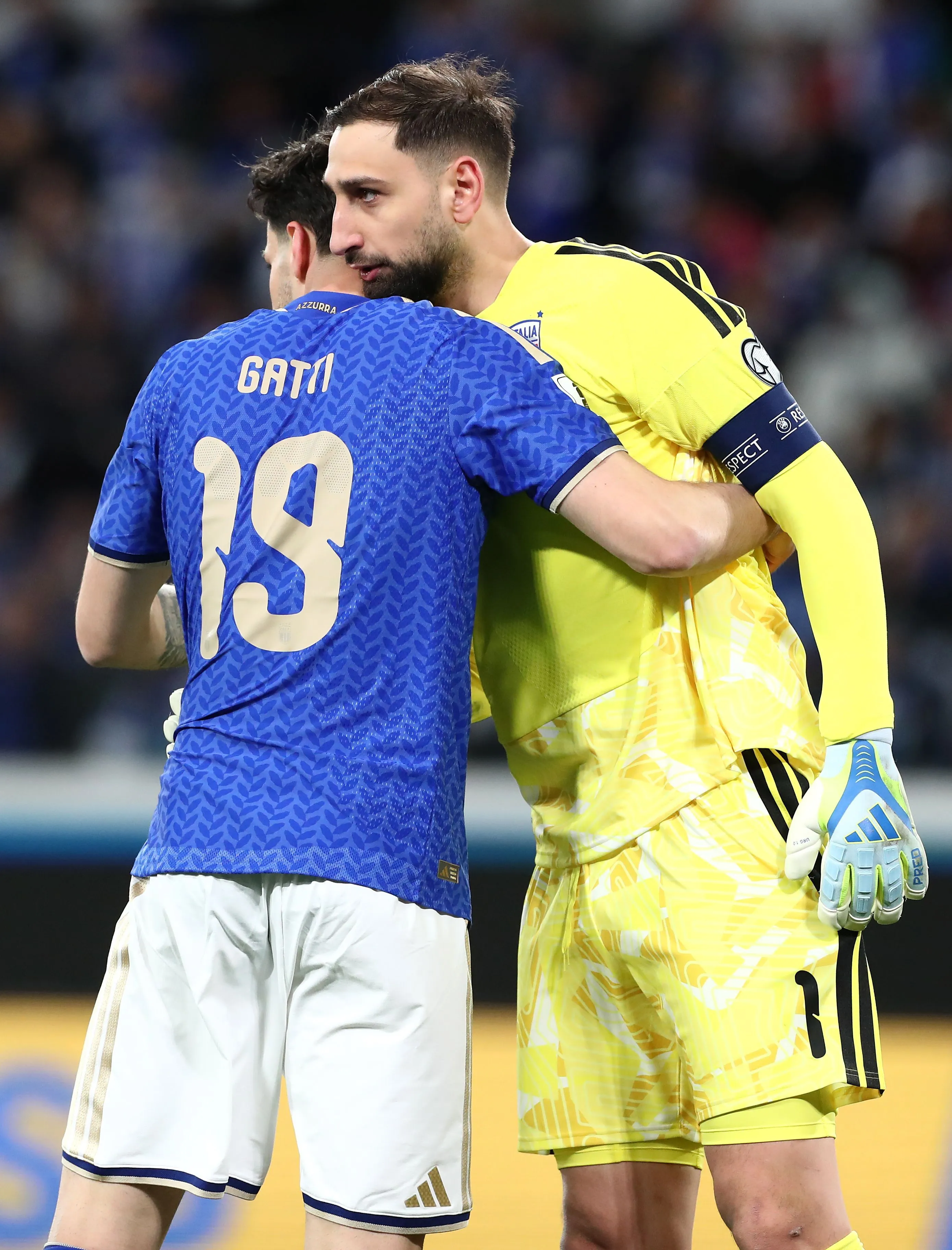 Gianluigi Donnarumma no aguantó la pena de quedarse afuera del Mundial junto a Italia. Foto: Getty Images.