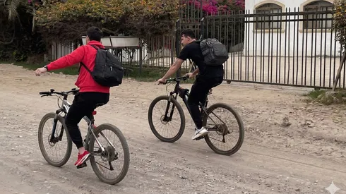 La imagen viral de los futbolistas rumbo a jugar.