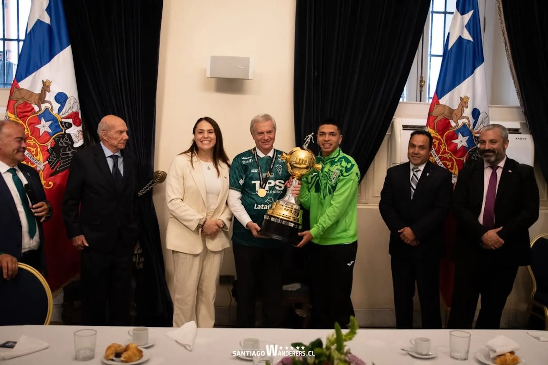 José Antonio Kast se puso la camiseta de Santiago Wanderers y celebró la Copa Libertadores Sub 20
