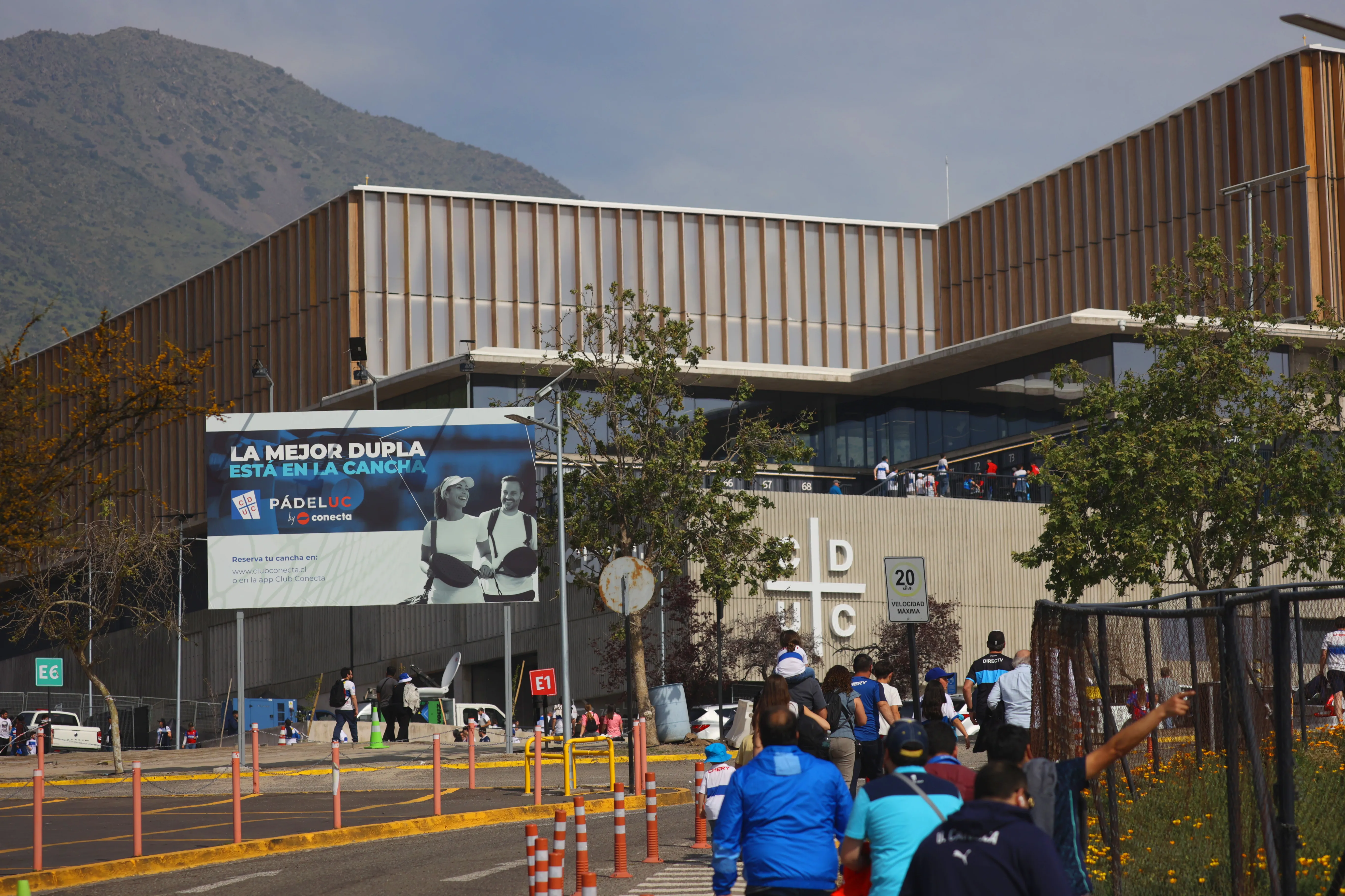 El Claro Arena le dio problemas a la UC. Foto: Dragomir Yankovic/Photosport