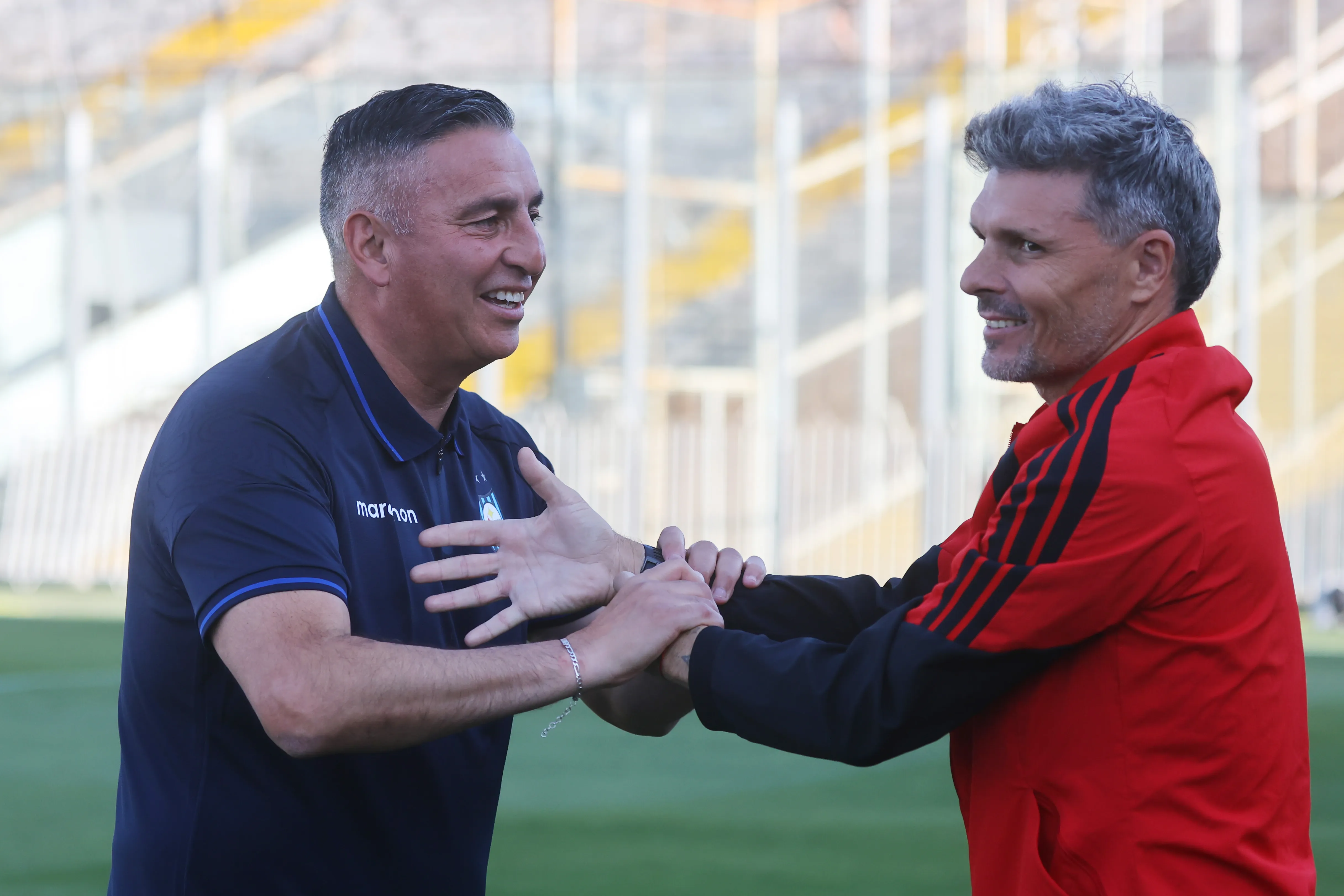 Fernando Ortiz y Jaime García tuvieron un afectuoso saludo en el Monumental. (Jonnathan Oyarzun/Photosport).