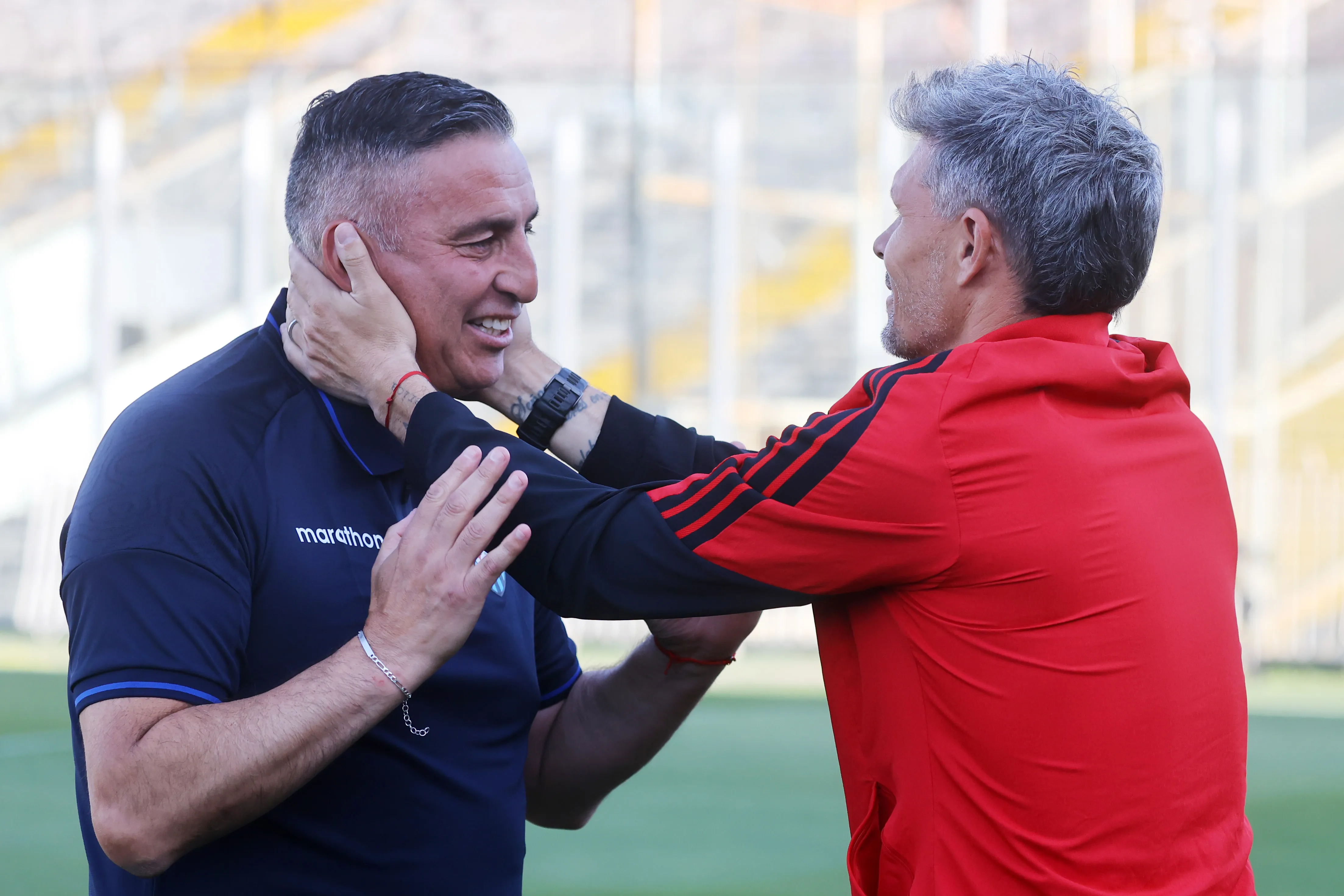 El cariñoso saludo entre Jaime García y Fernando Ortiz, dos que fueron defensores centrales en sus carreras como jugadores. (Jonnathan Oyarzun/Photosport).