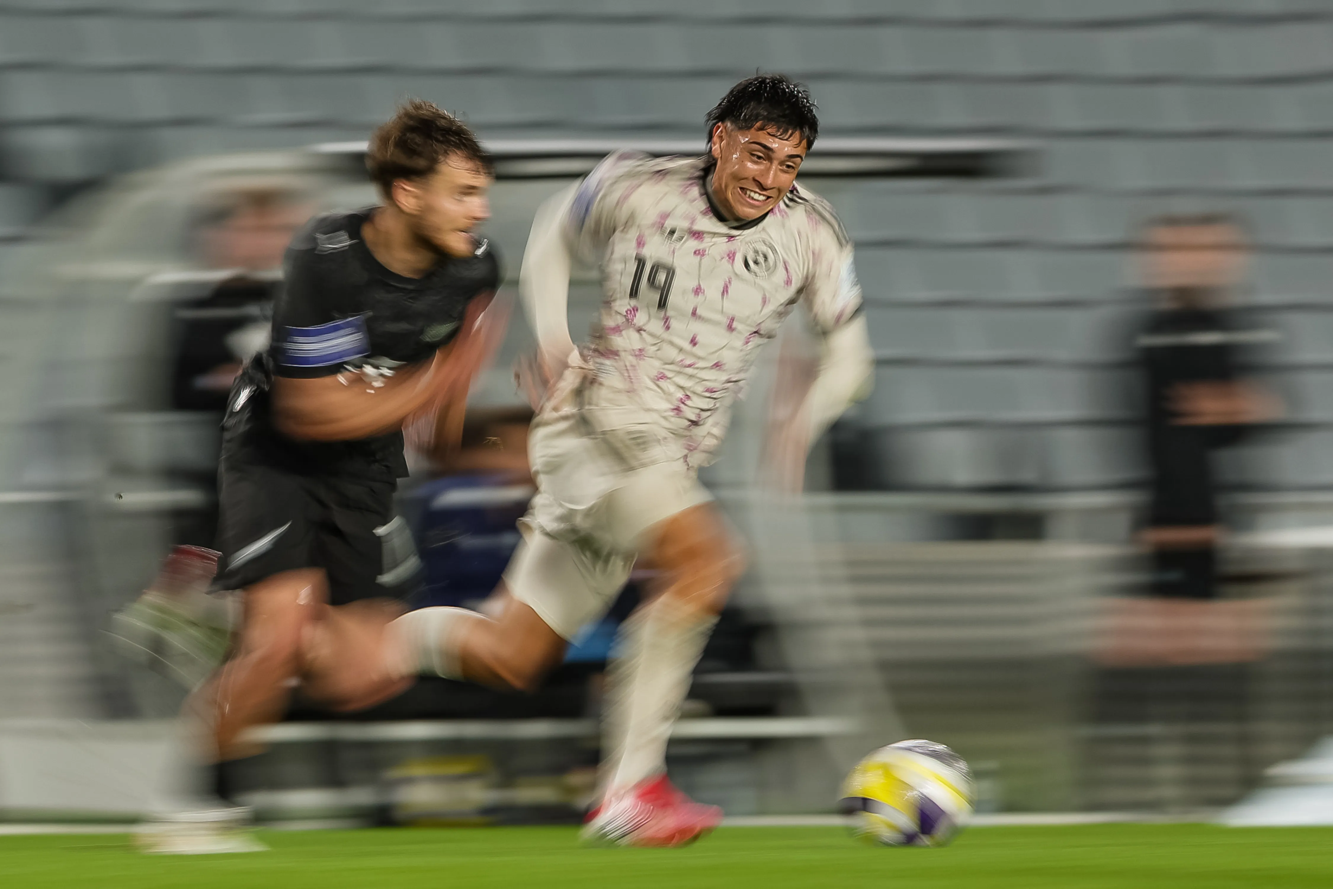 Maxi Gutiérrez ante Nueva Zelanda, que goleó por 4-1 a Chile en Auckland. (Joshua Devenie / Photosport).