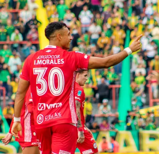 Iván Morales celebró así el gol ante Aldosivi.