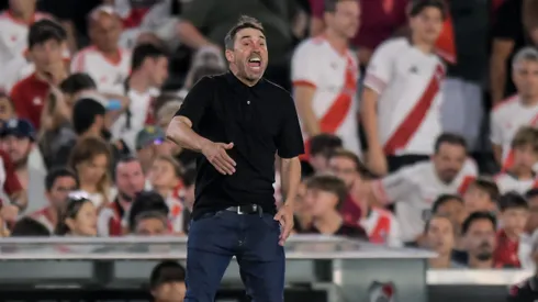 Chacho Coudet dirige a Paulo Díaz en River Plate.