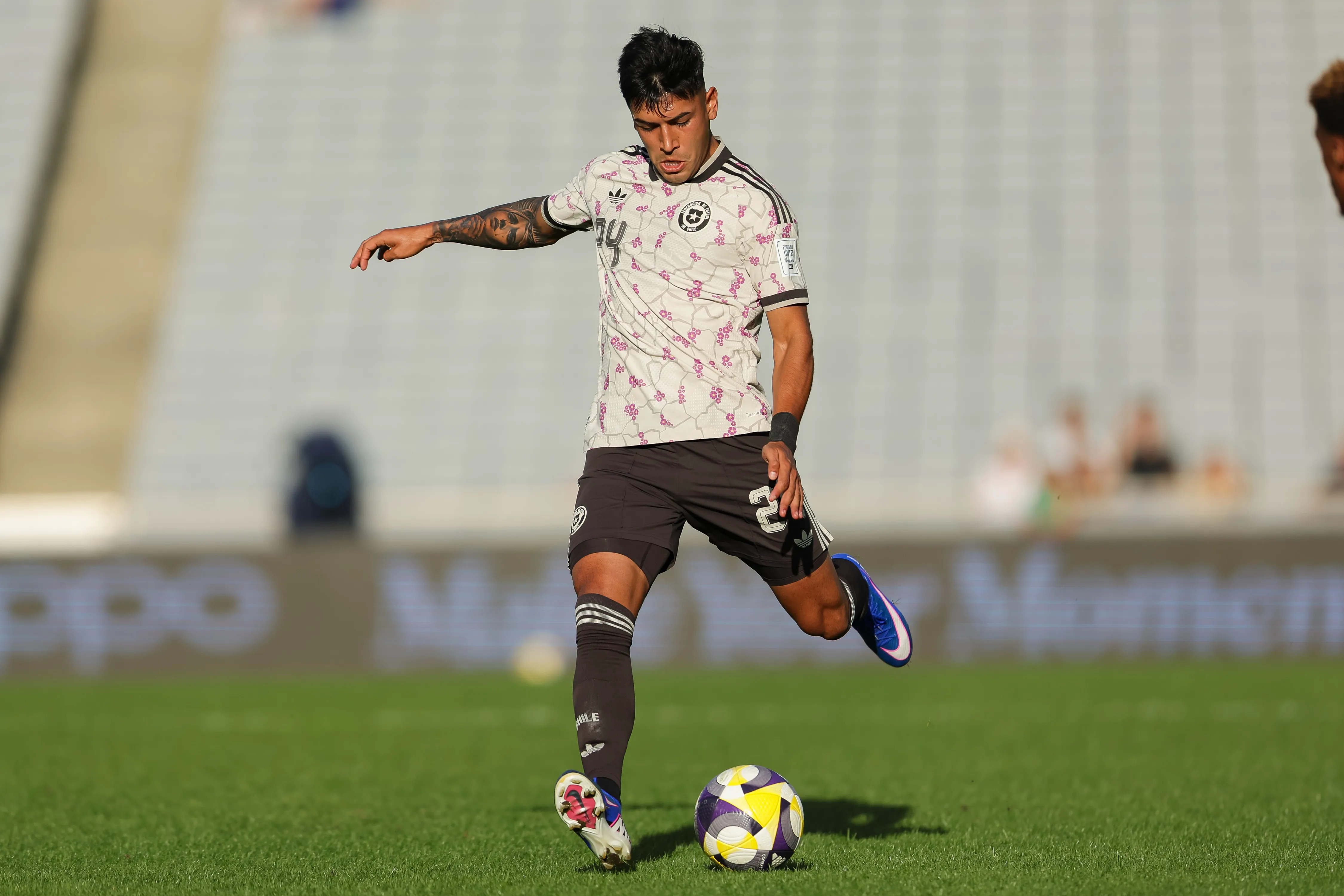 Diego Ulloa en acción en la Roja. (Joshua Devenie /Photosport).